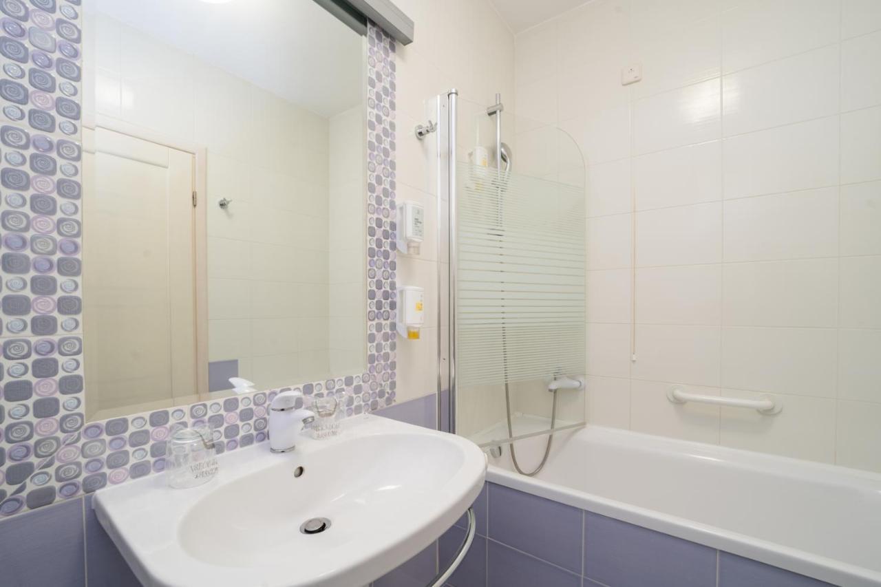 Hotel Zlatna Vala Umag Bagian luar foto