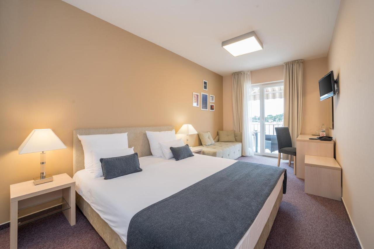 Hotel Zlatna Vala Umag Bagian luar foto