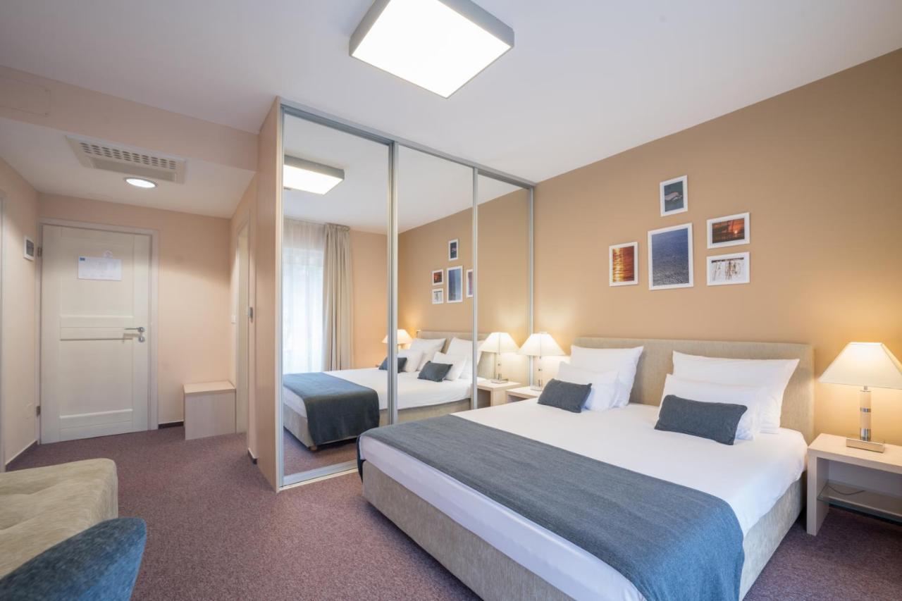 Hotel Zlatna Vala Umag Bagian luar foto