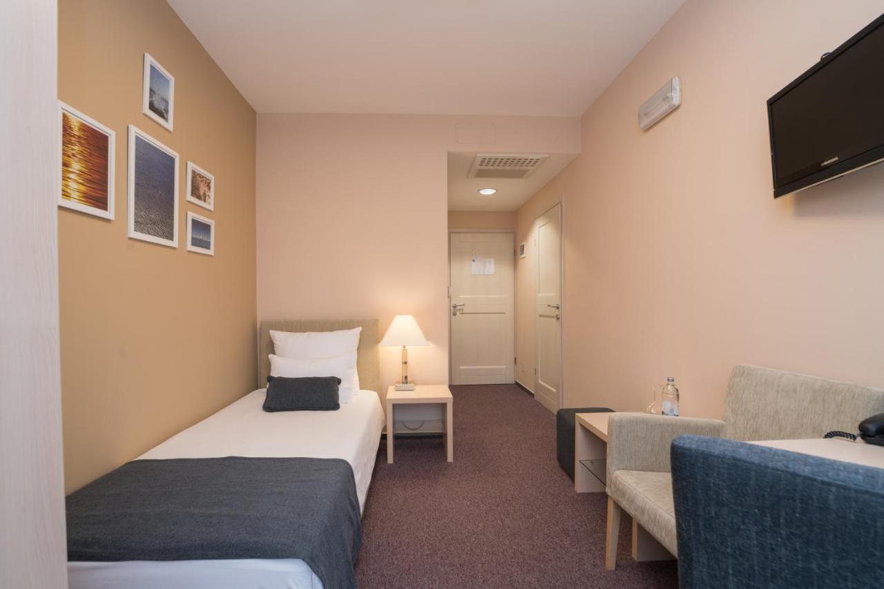 Hotel Zlatna Vala Umag Bagian luar foto