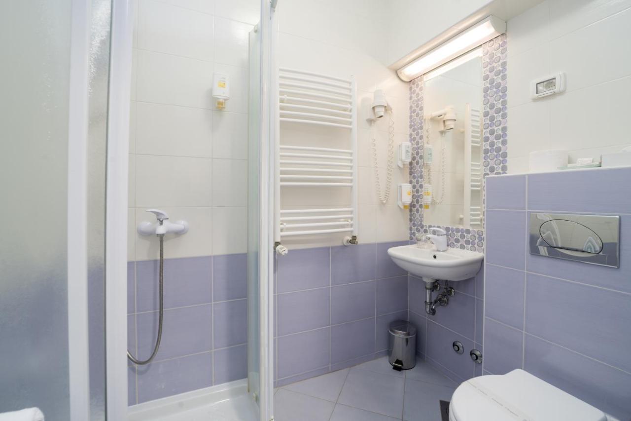 Hotel Zlatna Vala Umag Bagian luar foto