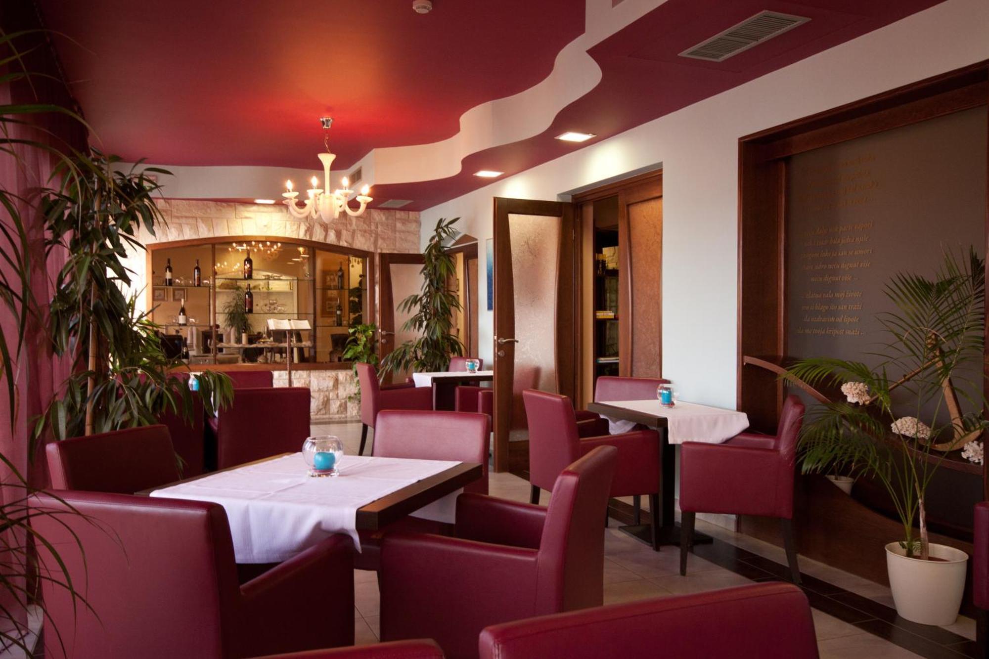 Hotel Zlatna Vala Umag Bagian luar foto