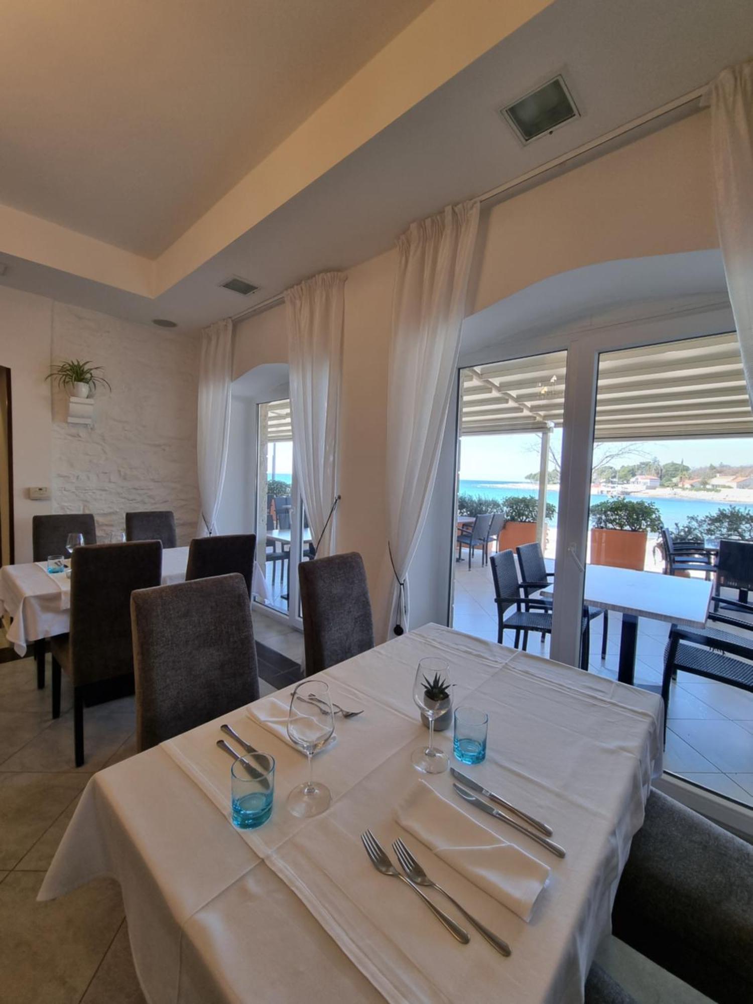Hotel Zlatna Vala Umag Bagian luar foto