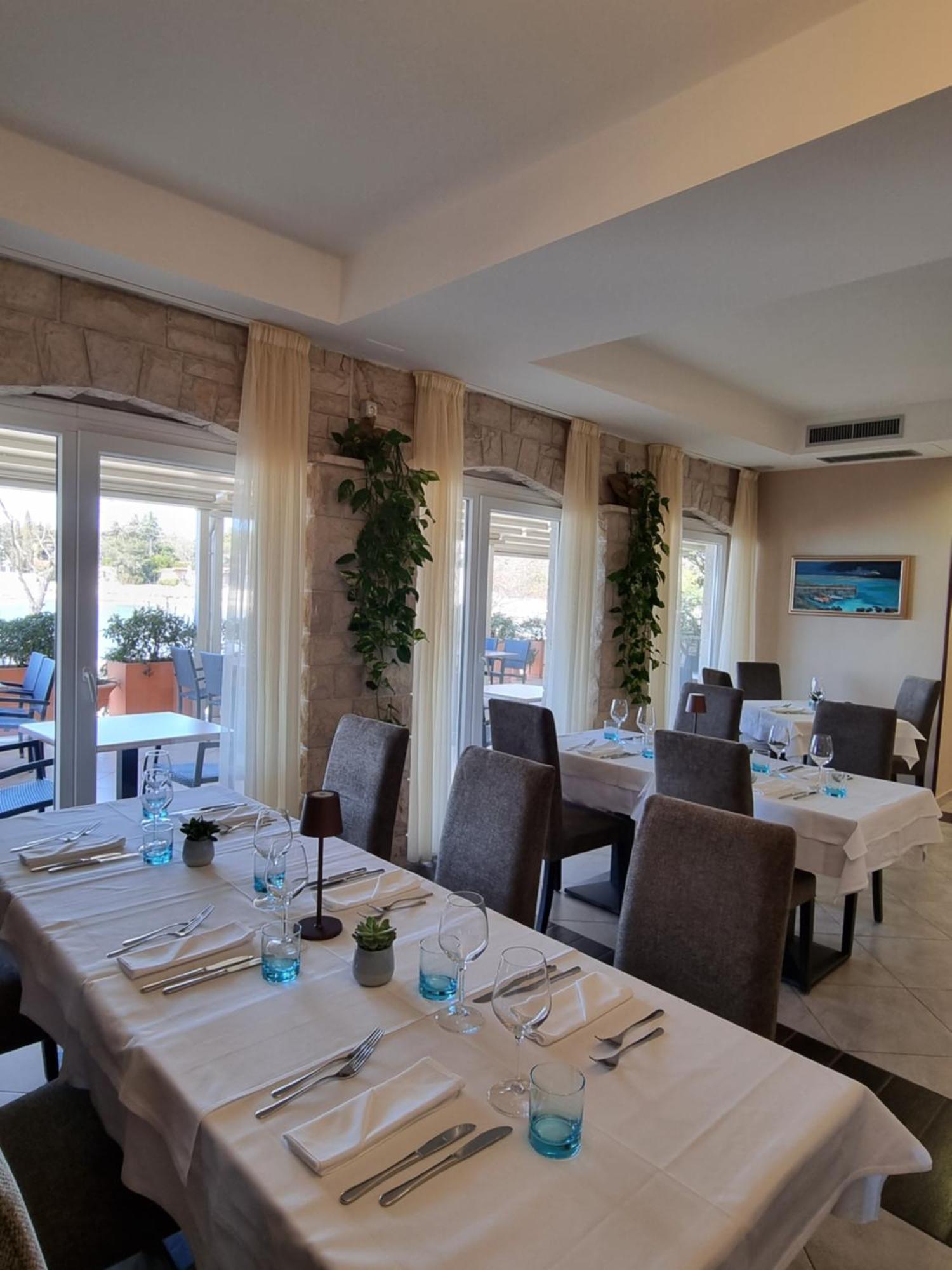 Hotel Zlatna Vala Umag Bagian luar foto