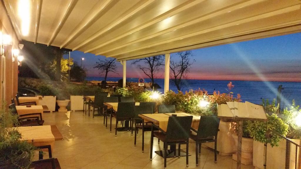 Hotel Zlatna Vala Umag Bagian luar foto