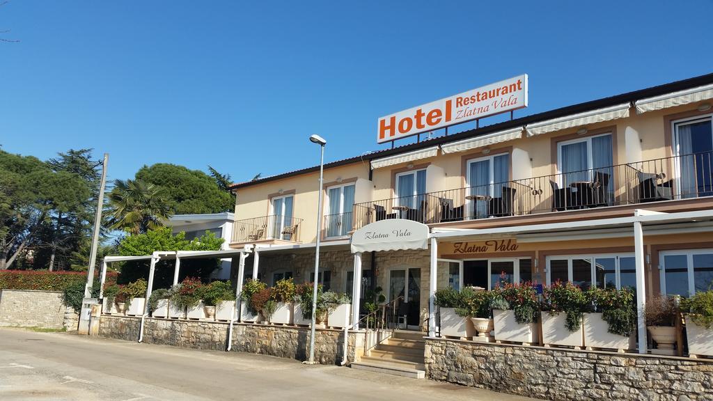 Hotel Zlatna Vala Umag Bagian luar foto