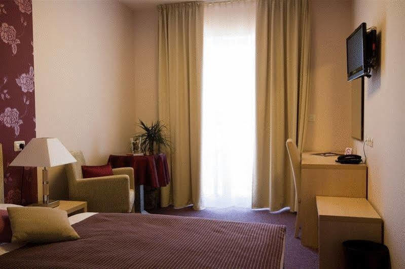 Hotel Zlatna Vala Umag Bagian luar foto