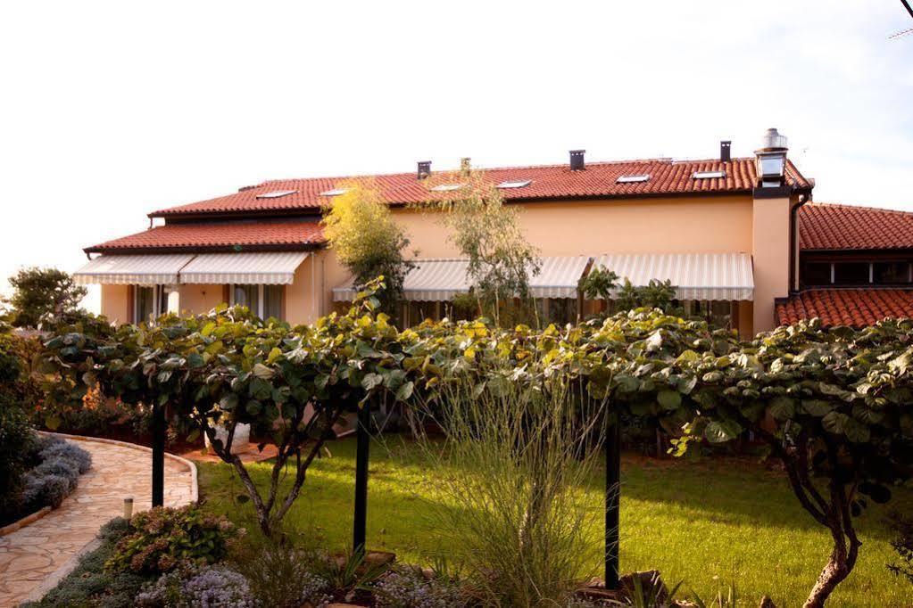 Hotel Zlatna Vala Umag Bagian luar foto