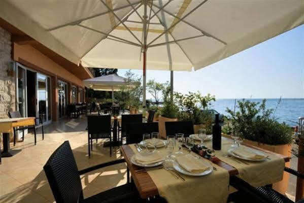 Hotel Zlatna Vala Umag Bagian luar foto