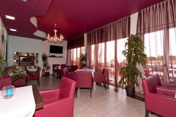 Hotel Zlatna Vala Umag Bagian luar foto